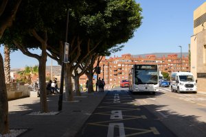 Autobuses llegando ya a la nueva parada junto a Urgencias en Torrecárdenas