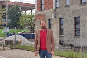 Ramón Herrera, junto a edificios en construcción en la UAL.