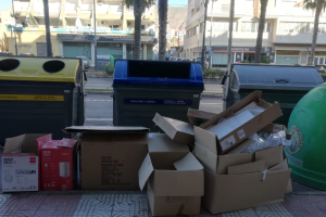 Urbaser conciencia sobre el contenedor azul.