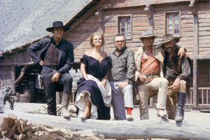 Henry Fonda, Claudia Cardinale, Sergio Leone, Charles Bronson y Jason Robards en el poblado Western Leone.
