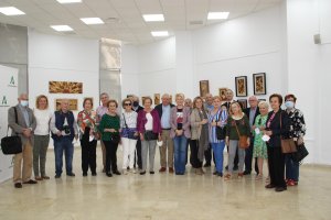 Francisco Aragón (en el centro junto a Eloísa Cabrera) y asistentes a la inauguración.