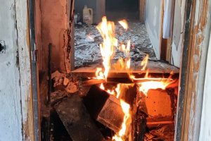 Los agentes tuvieron que acceder sobre las llamas para rescatar a dos personas.