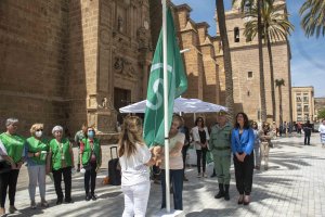Izado de la bandera de la AECC en la Plaza de la Catedral.