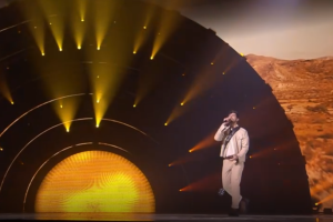 Stefan, con el Desierto de Tabernas detrás del sol cinético, este jueves en la segunda semifinal de Eurovisión. Foto: RTVE.es.