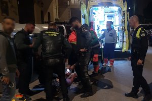 Los agentes, la desarman y reducen si tener que lamentar daños personales.