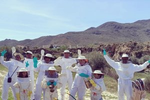 Un grupo de excursionistas visitan las instalaciones de ‘La Respetuosa’ en Lucainena de las Torres.