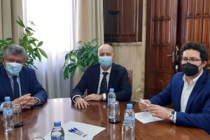 Subdelegado de Gobierno en funciones, presidente de la Fundación Bahía Almeriport y gerente de la fundación durante el encuentro