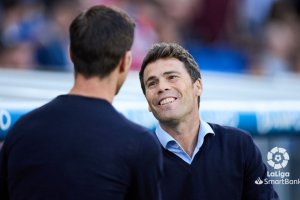 Rubi saludando a Xabi Alonso antes de que comenzar el choque en el Reale Arena.