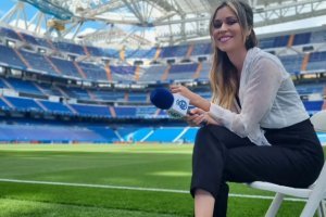 Paola Castillo en uno de sus privilegiados lugares de trabajo, el Santiago Bernabéu, sentada en la viral silla de Alaba.