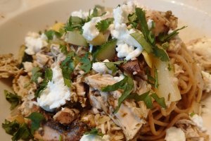 Pasta integral con salsa de verduras Vicasol y nueces: tu menú saludable de hoy.