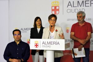 La portavoz del PSOE, Adriana Valverde, durante la rueda de prensa