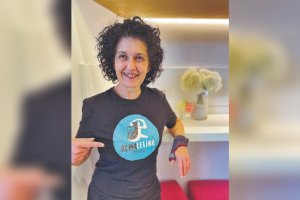 Mª del Mar luce orgullosa su camiseta con el logo de Alma Felina.