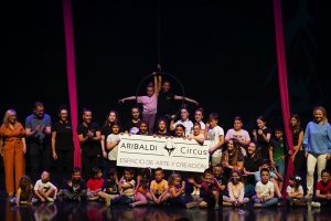 Miembros de Aribaldi Circus junto a niños participantes y el alcalde de Berja.