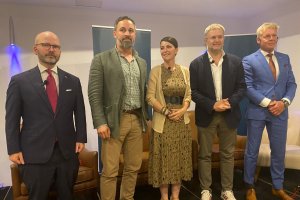 Abascal y Olona, entre otros participantes en el foro sobre inmigración en Almería.
