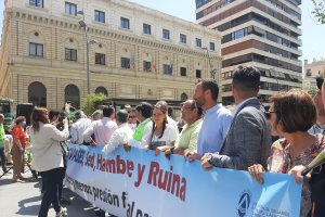 Cabecera de la manifestación de ayer con la delegada del Gobierno andaluz Aránzazu Martín