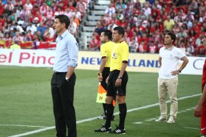 Javi Gracia en primer plano con Rubi detrás en el Almería-Girona celebrado en 2013.
