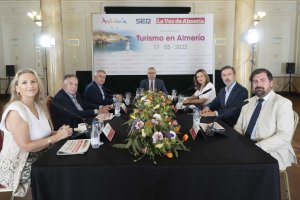 La jornada sobre Turismo con representantes empresariales y de la Administración autonómica se celebró en el Salón Noble del Círculo Mercantil.