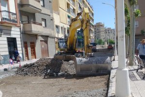 Las máquinas se encargan de asfaltar algunas vías del municipio.