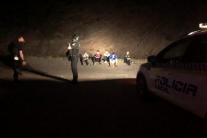 Los Agentes interceptan lo que podría ser un \"taxi patera en la costa cuevana.
