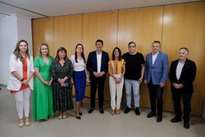 Juan Marín y representantes provinciales y locales junto a empresarios del Poniente.