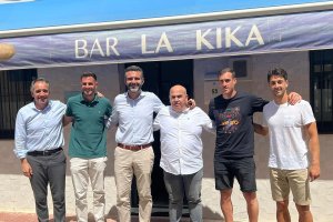 Foto de familia después de compartir mesa y mantel este miércoles en La Kika.