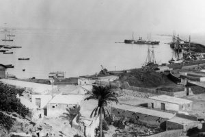 Las obras del puerto avanzaban, el dique de poniente se había estirado y el viejo faro se había quedado en el mismo lugar.