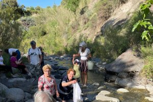 Mujeres de Abla recreando el lavado a mano en un riachuelo de la zona.