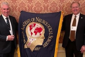 Arraez (izda) en el acto de entrega de poderes junto al presidente saliente, el doctor Bill Couldwell.