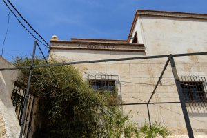 Una de las fachadas de Enix tras el paso de la calima. (FOTO: Francisco G. Luque)