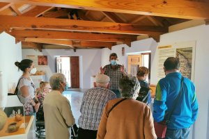 El Museo de Adra recibe la visita de usuarios y usuarias de la Residencia de Mayores .