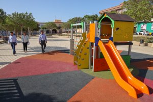 Visita a la zona de juegos en la Plaza Cabriles.