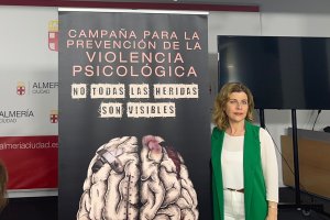 Paola Laynez presentando el cartel de la campaña.