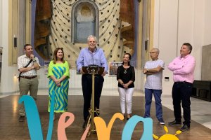 Autoridades veratenses inauguran esta exposición junto a sus autores.