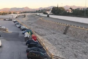 Aspecto del margen de la rambla olulense en 2019.