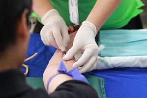 Donación de sangre en un centro de salud.