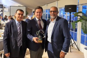 El alcalde de El Ejido, Francisco Góngora, recogiendo el premio en Hinojosa.