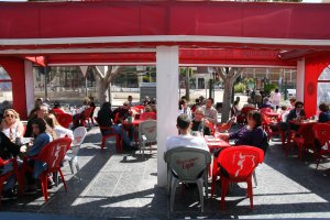 Las dificultades para encontrar empleados está provocando que muchos bares y restaurantes de Almería tengan que cerrar dos días a la semana.