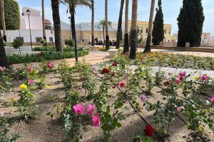 El parque de La Glorieta en Vera luce lleno de color esta primavera.