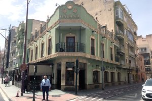 Angel Santisteban junto a la fachada de ese galeón colonial que es la Habana Playa, un lugar de culto durante años en El Zapillo.