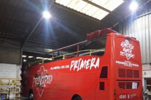 El autobús se quedó en la cochera tras una noche triste.