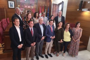 Las autoridades veratenses junto al presidente de la Junta de Andalucía en el salón de Plenos del Ayuntamiento