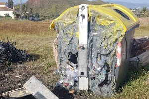 Imagen de uno de los contenedores quemados en Albox.