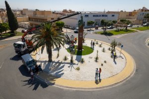Proceso de colocación del monumento a Porcia Maura.