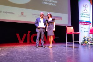 Entrega del galardón al compromiso ambiental de los Premios de la Agricultura Almeriense.