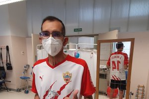Juanjo López con la camiseta que le regaló Javi Robles la pasada semana.