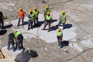Manejo de maquinaria de canteras en la Escuela del Mármol.