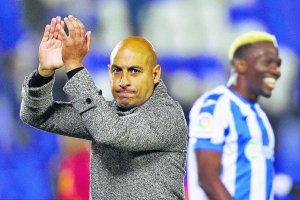 Mehdi Nafti saludando a la afición en Butarque.