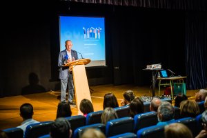 Gabriel Amat durante la charla para mayores en Roquetas de Mar.