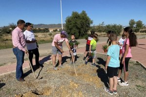 El concejal de Medio Ambiente durante la plantación en Pulpí.
