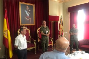 Saludo del general Fernando Rocha y Castilla, con el coronel Soriano a la izquierda